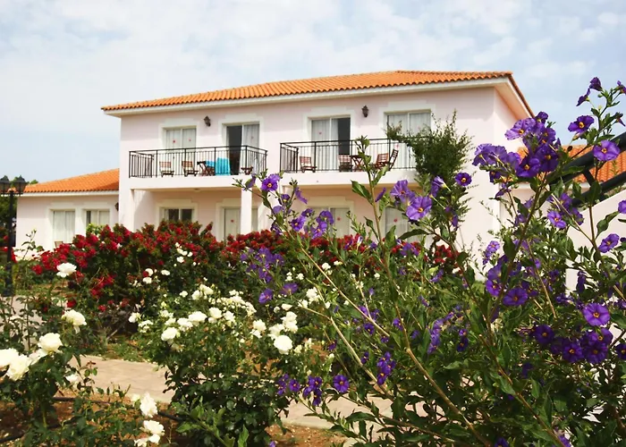 Akamanthea Village Polis